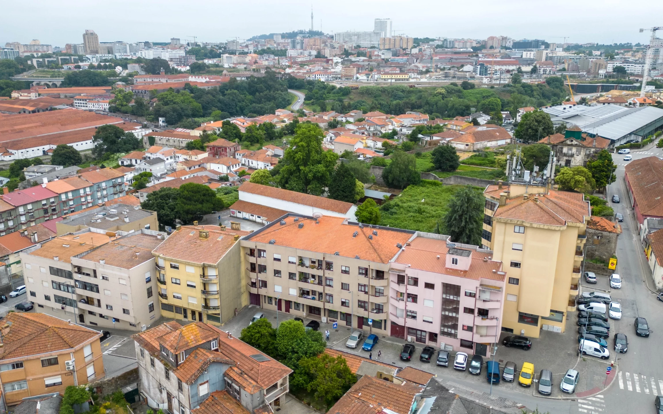 GN/02432 4 Lojas Comerciais em Santa Marinha Vila Nova de Gaia Porto
