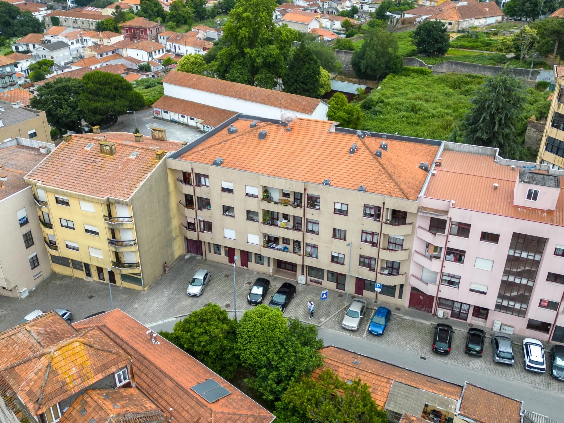GN/02432 4 Lojas Comerciais em Santa Marinha Vila Nova de Gaia Porto