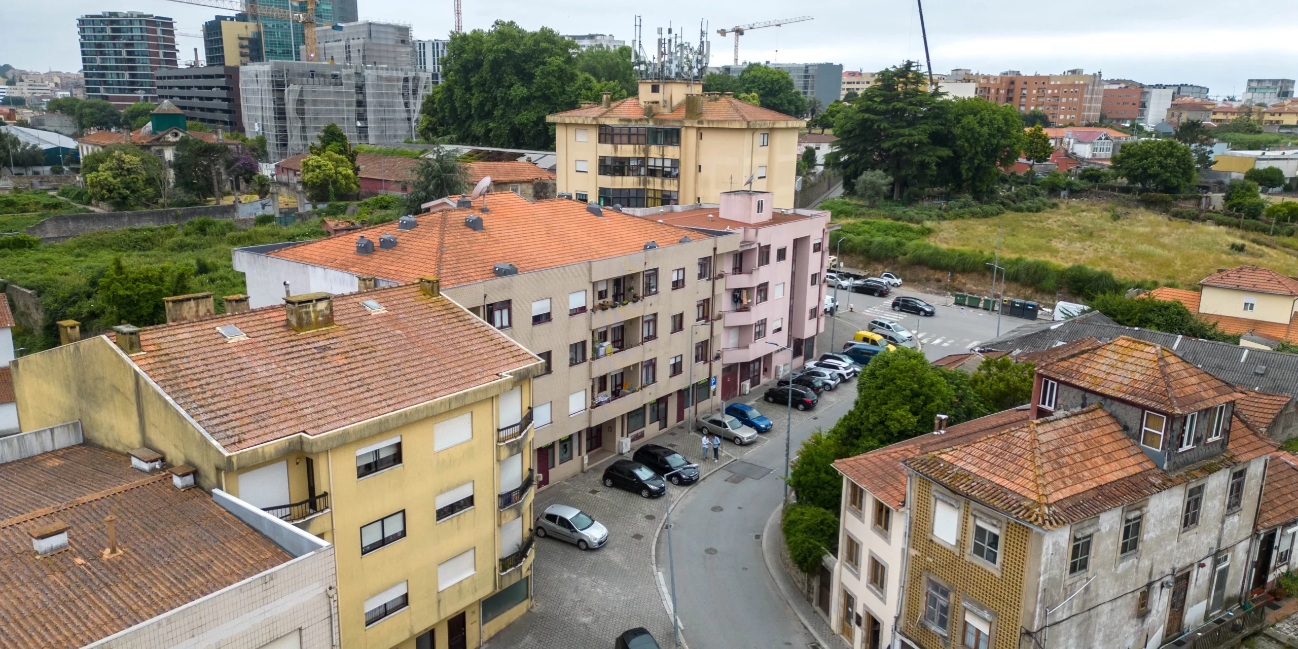 GN/02432 4 Lojas Comerciais em Santa Marinha Vila Nova de Gaia Porto
