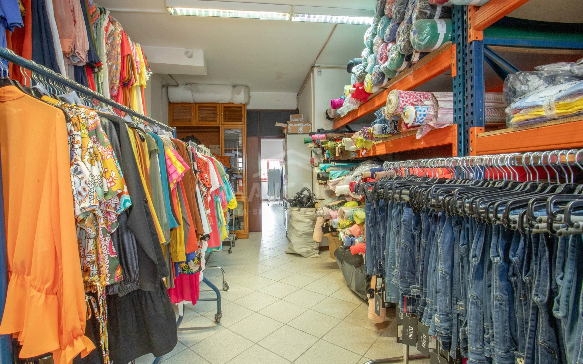 GN/02432 4 Lojas Comerciais em Santa Marinha Vila Nova de Gaia Porto