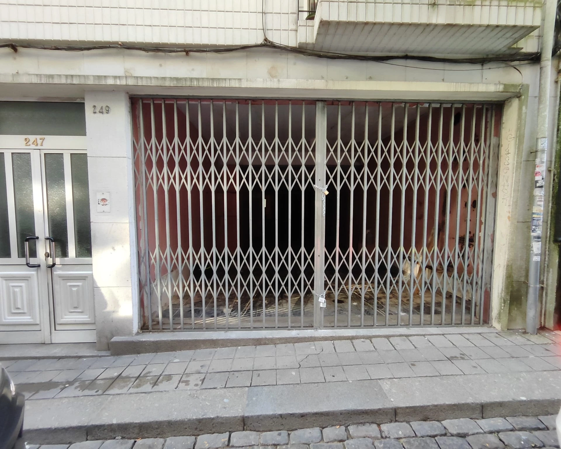 GN/02439 Espaço comercial Fachada Cedofeita Metro Trindade Porto