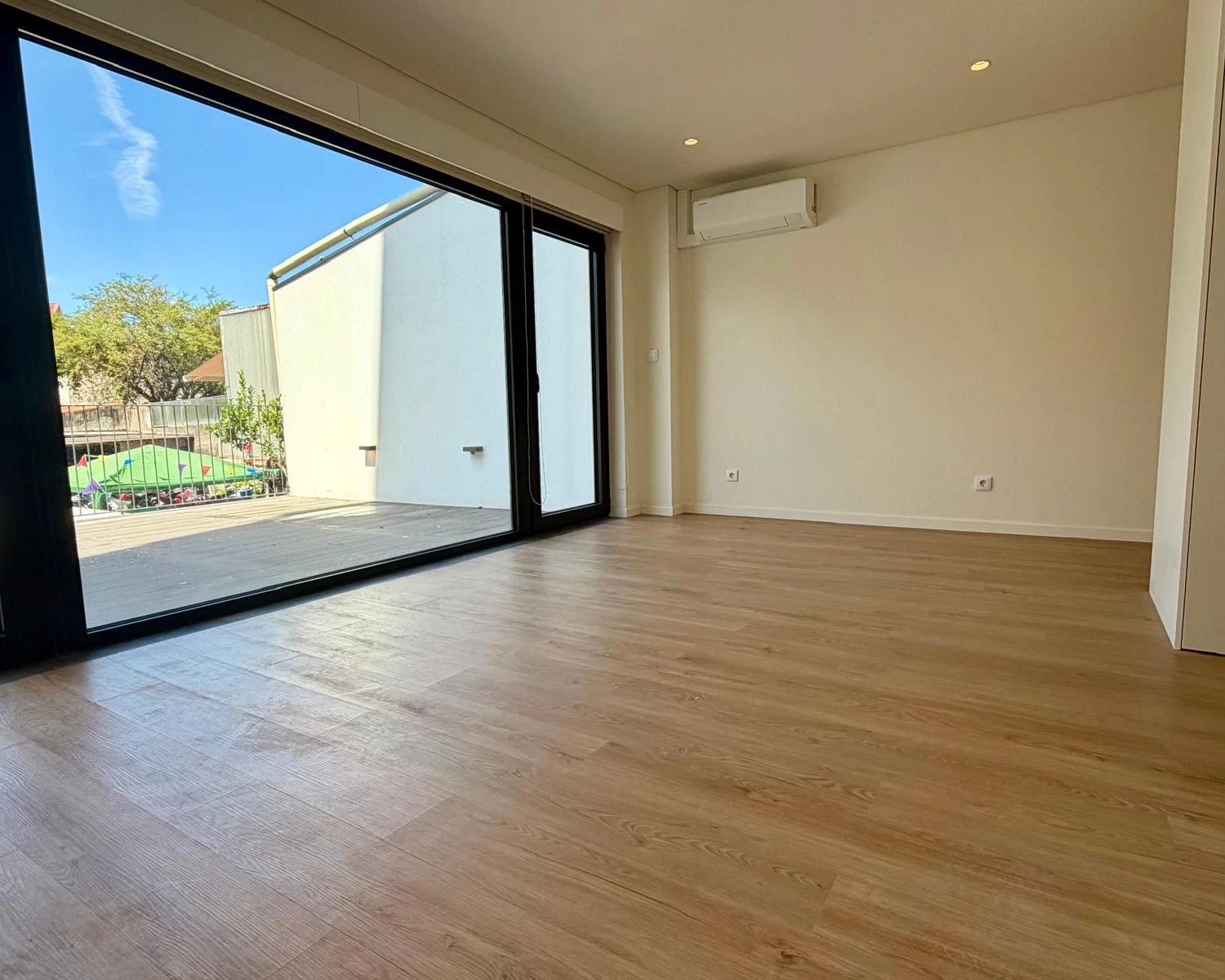 GN/02442 Apartamento T0 com Terraço Novo Rua 5 de Outubro Porto