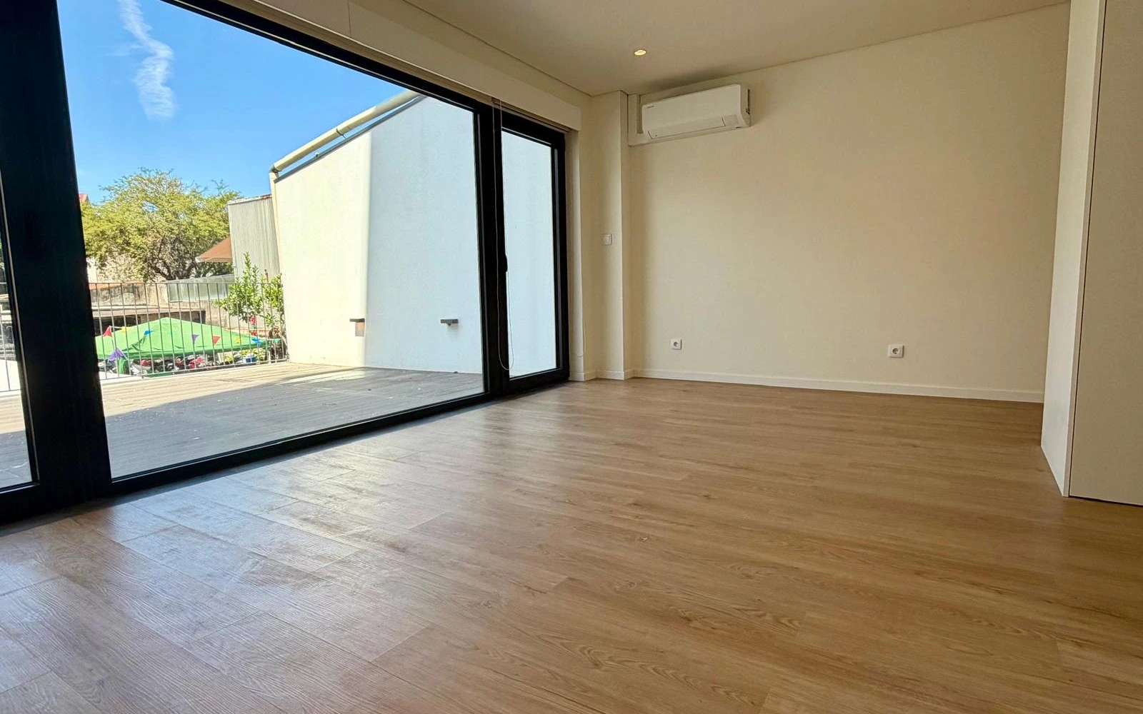 GN/02442 Apartamento T0 com Terraço Novo Rua 5 de Outubro Porto