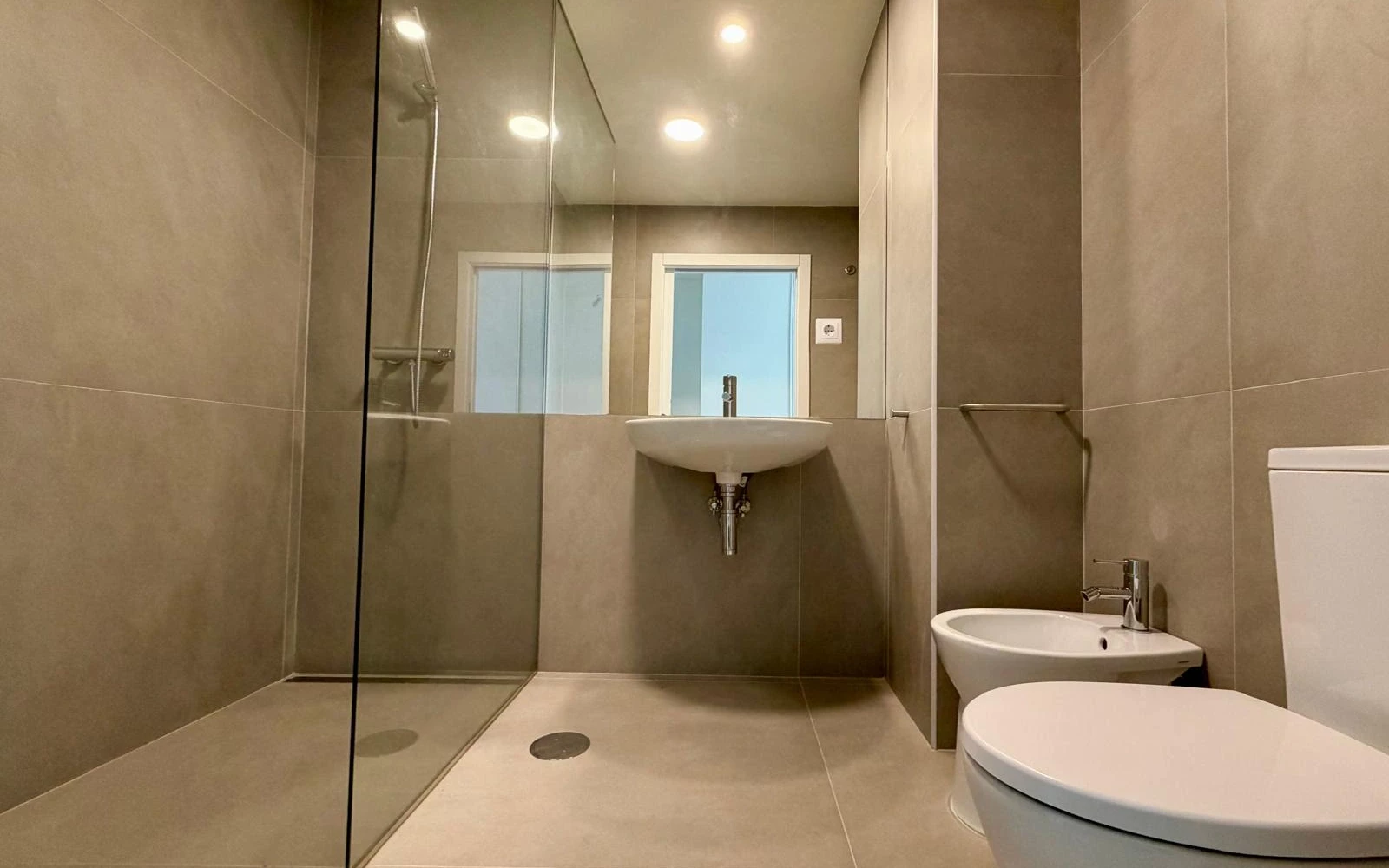 GN/02442 Apartamento T0 com Terraço Novo Rua 5 de Outubro Porto