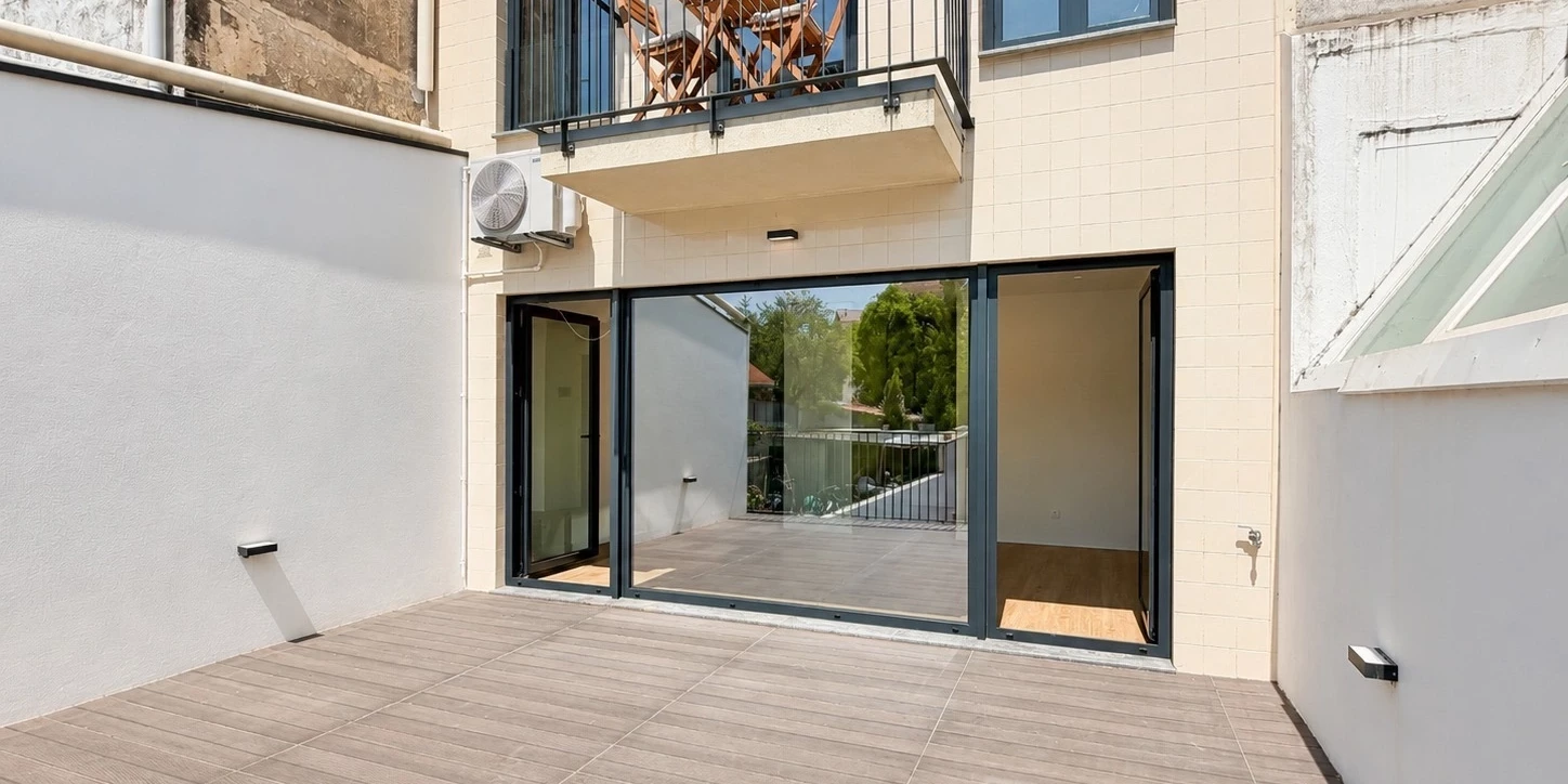 GN/02442 Apartamento T0 com Terraço Novo Rua 5 de Outubro Porto