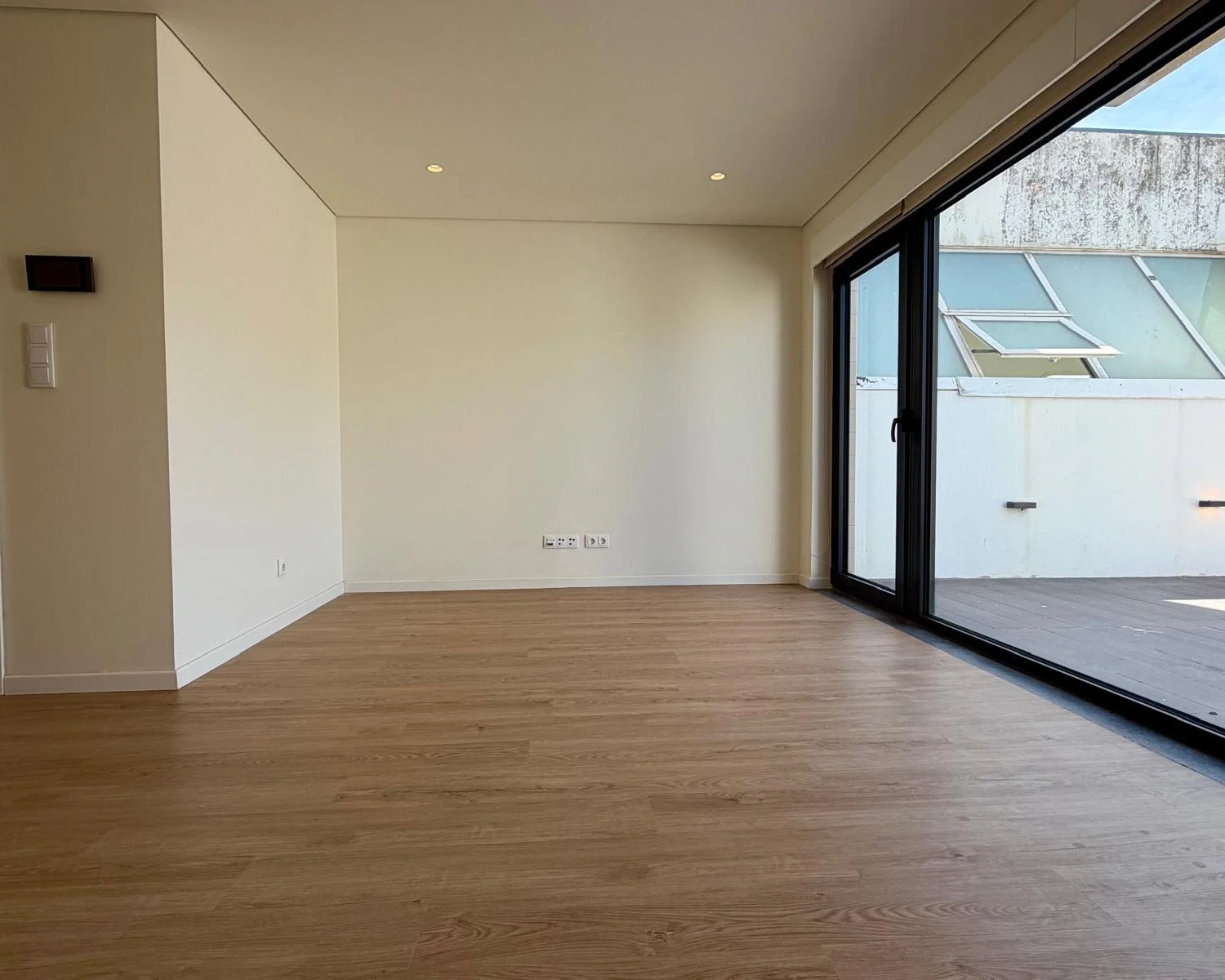 GN/02442 Apartamento T0 com Terraço Novo Rua 5 de Outubro Porto