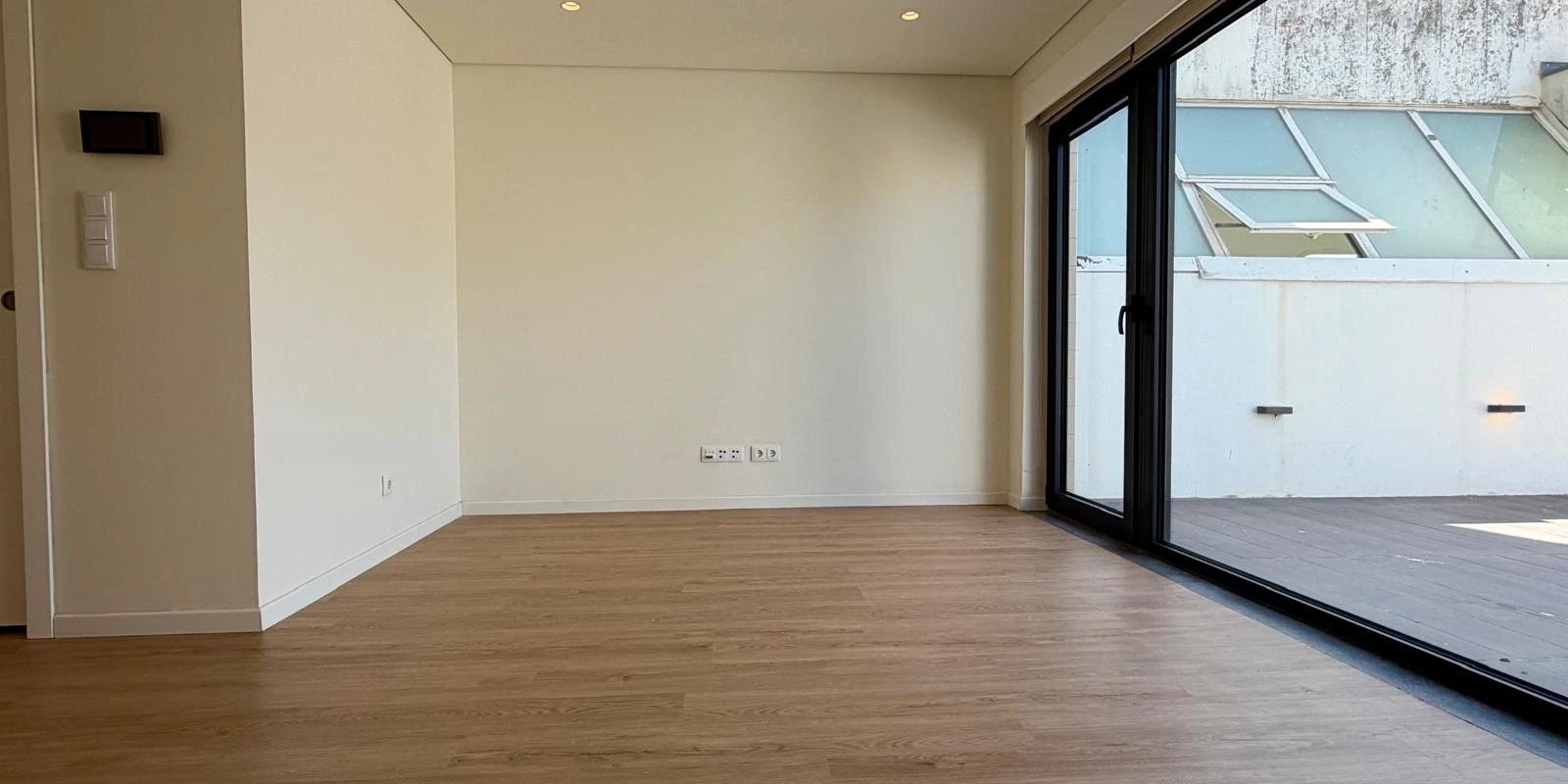 GN/02442 Apartamento T0 com Terraço Novo Rua 5 de Outubro Porto