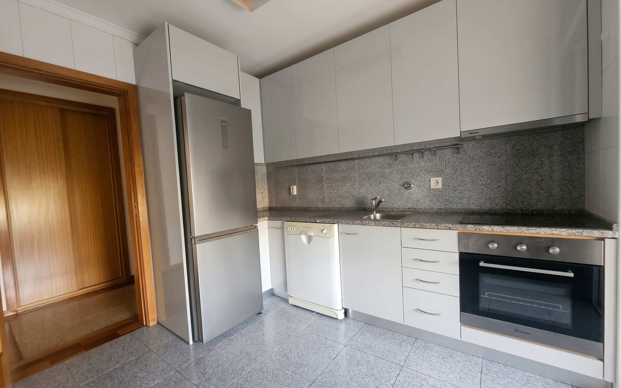 GN/02472 Apartamento T1 Condomínio Fechado Lugar de Garagem em Ermesinde Valongo Porto